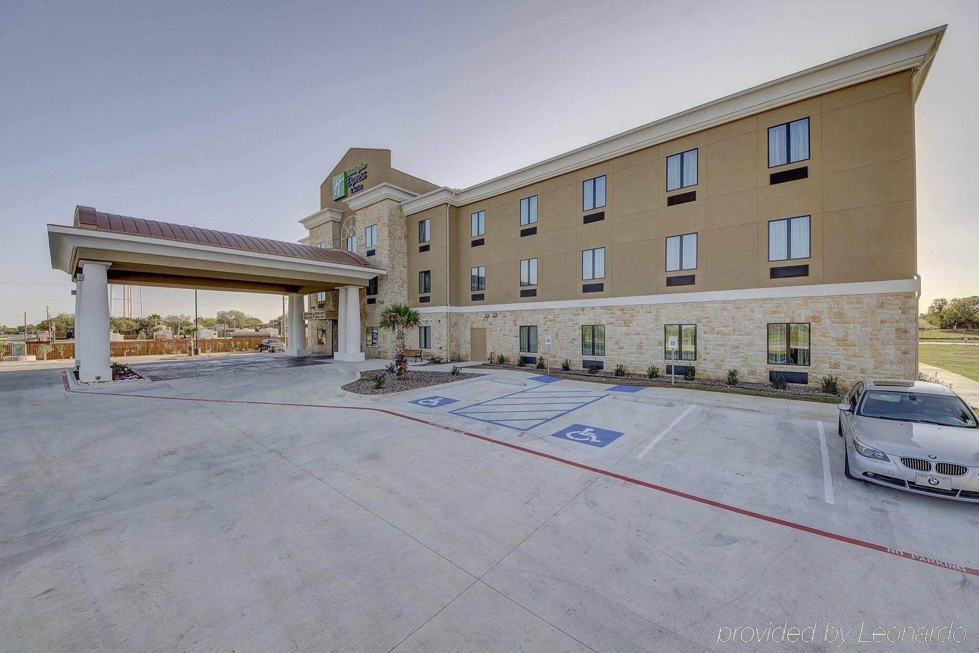 Holiday Inn Express Carrizo Springs Exterior photo